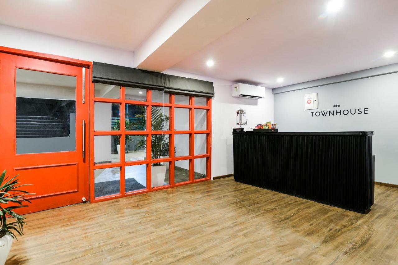 Oyo Townhouse 086 Pankha Road Hotel Nuova Delhi Esterno foto